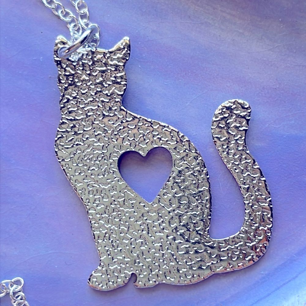🐈‍⬛ NWOT 925 SILVER NECKLACE WITH HAMMERED SILVER TONE CAT PENDANT
